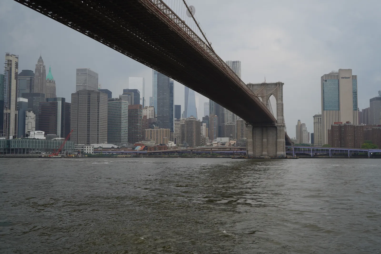Bajo el Puente de Brooklyn frente a Manhattan