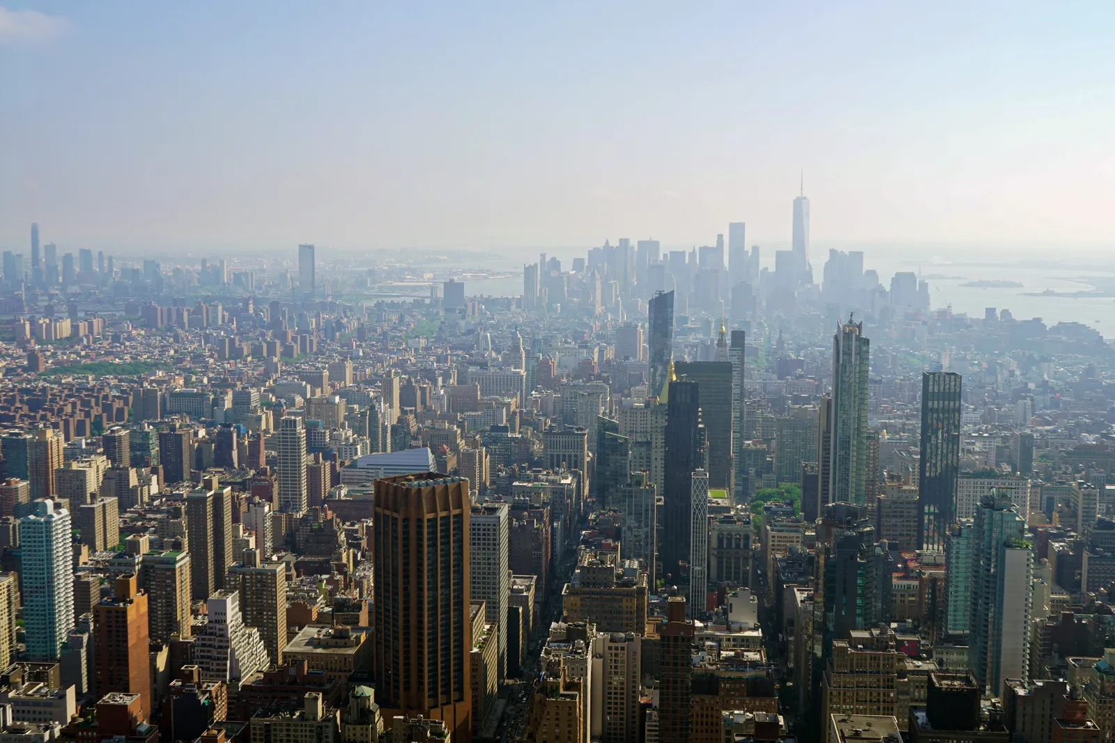 Vista aérea de Manhattan entre la bruma
