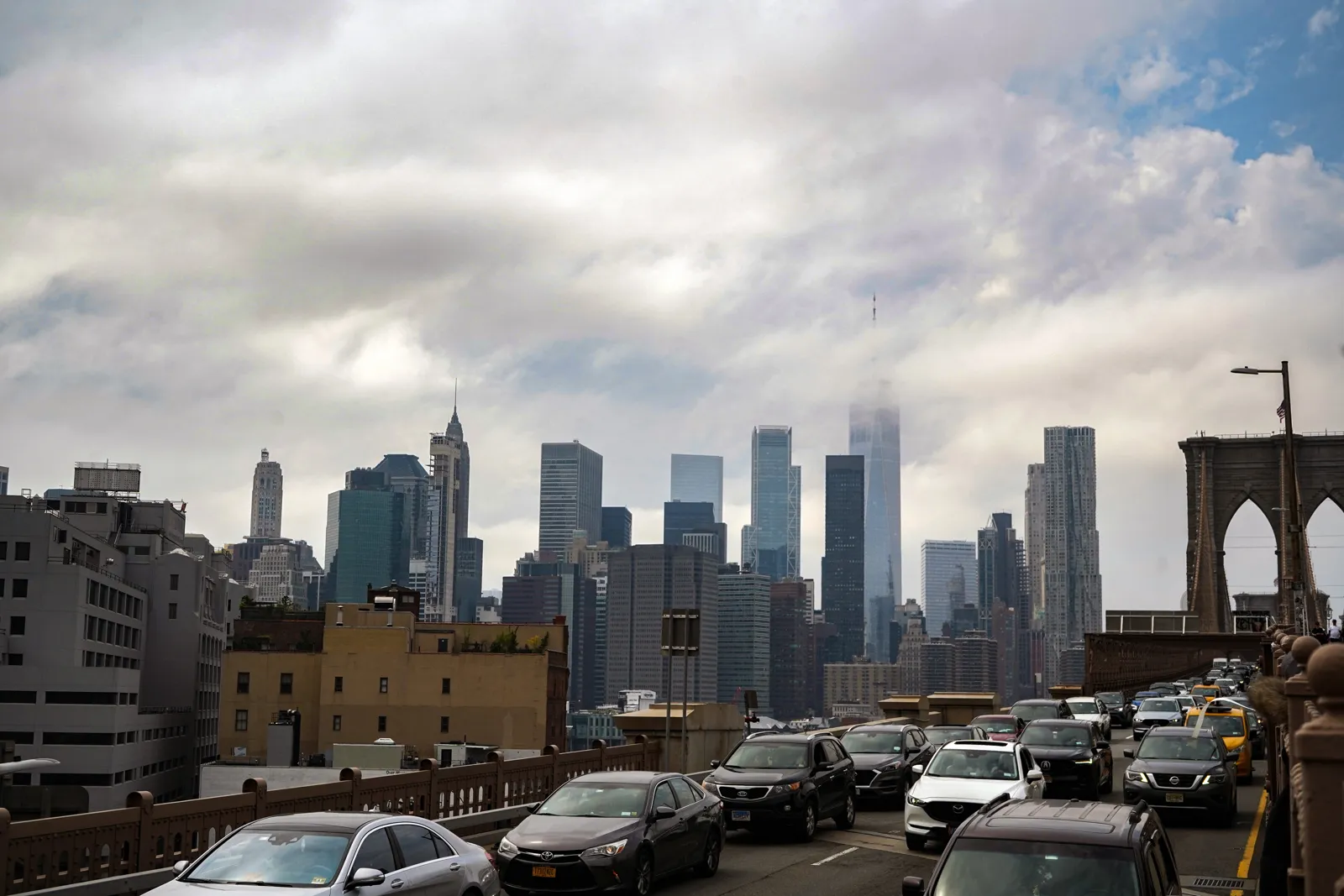 Horizonte de Manhattan desde el tráfico del Puente de Brooklyn