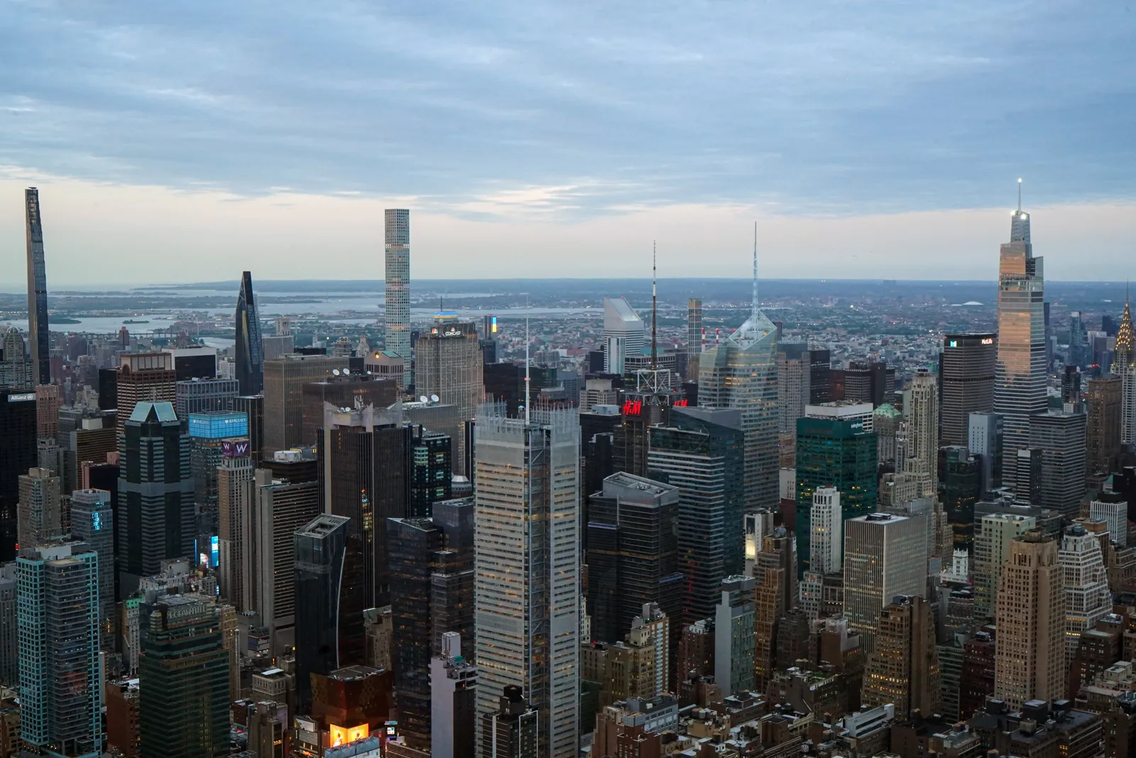 Rascacielos de Manhattan iluminados de noche