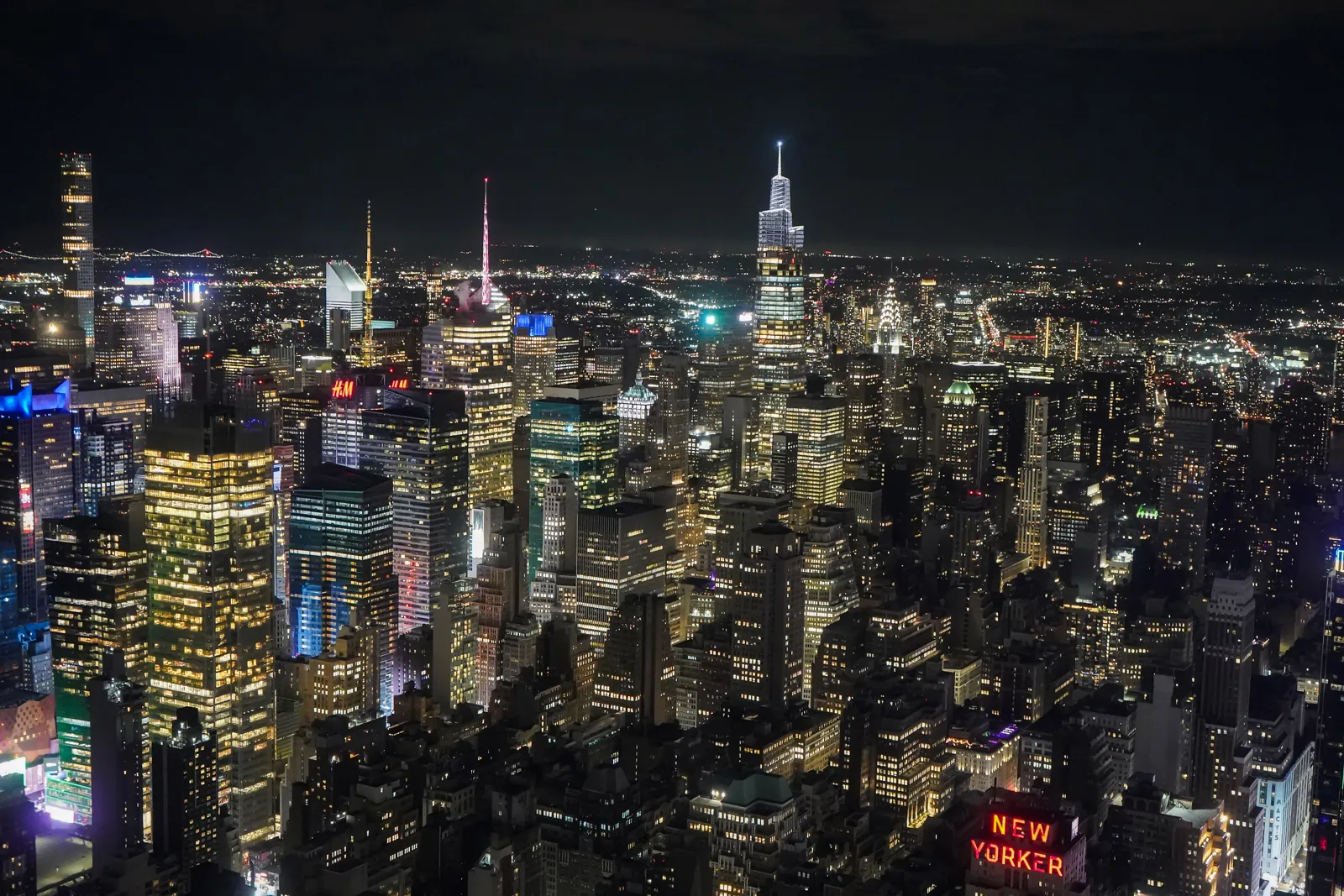 Nueva York de noche con el letrero del New Yorker