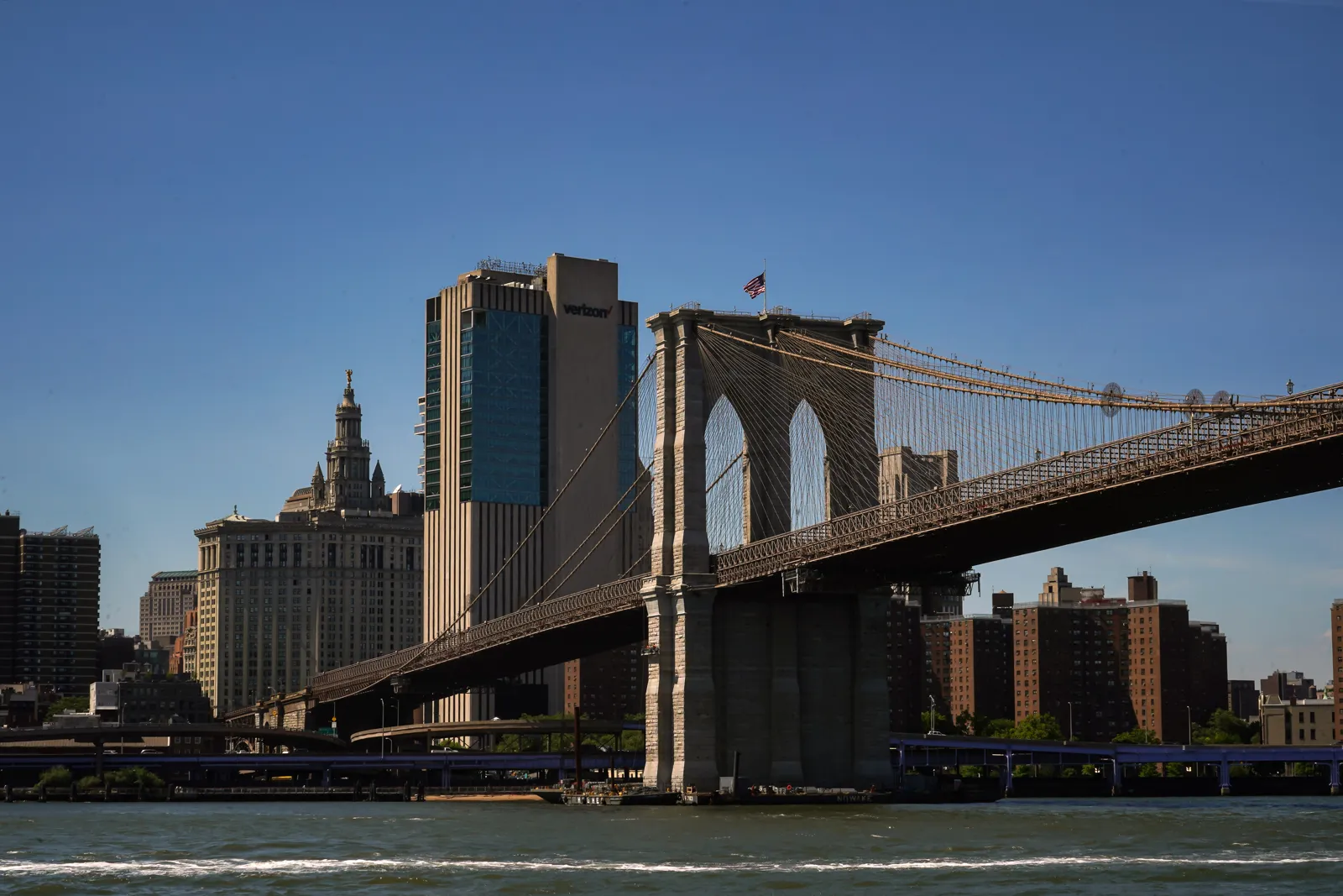 Puente de Brooklyn a plena luz del día