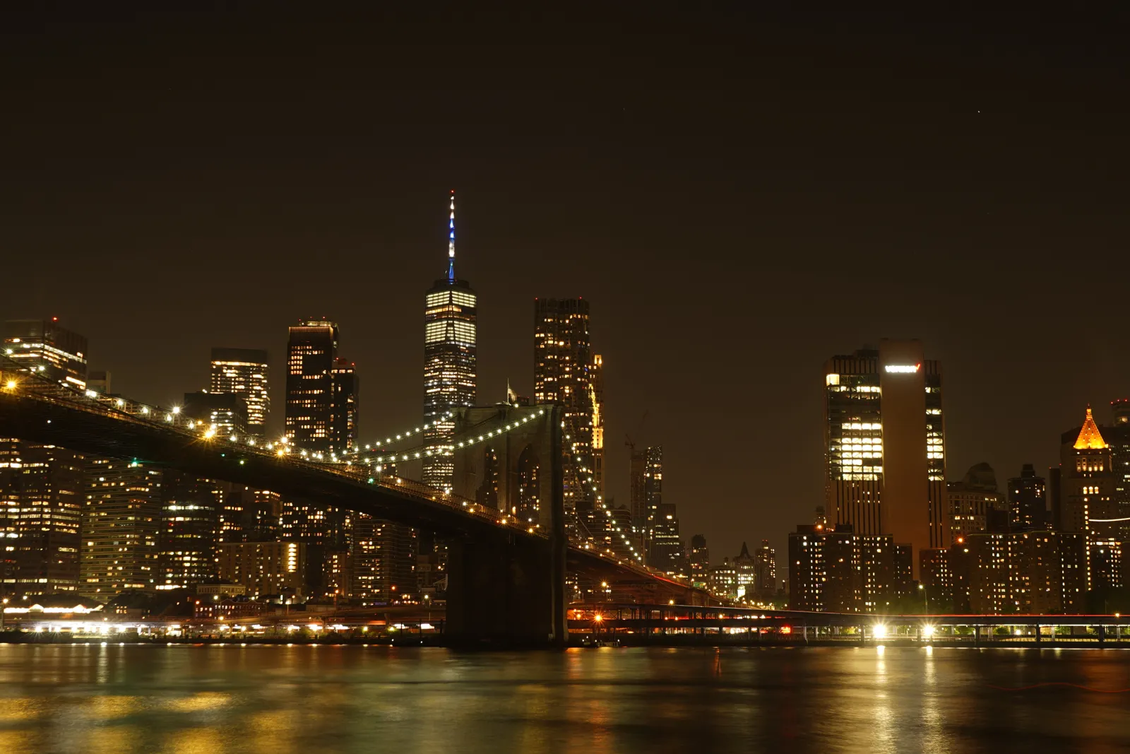 Puente de Brooklyn y el skyline de Manhattan de noche