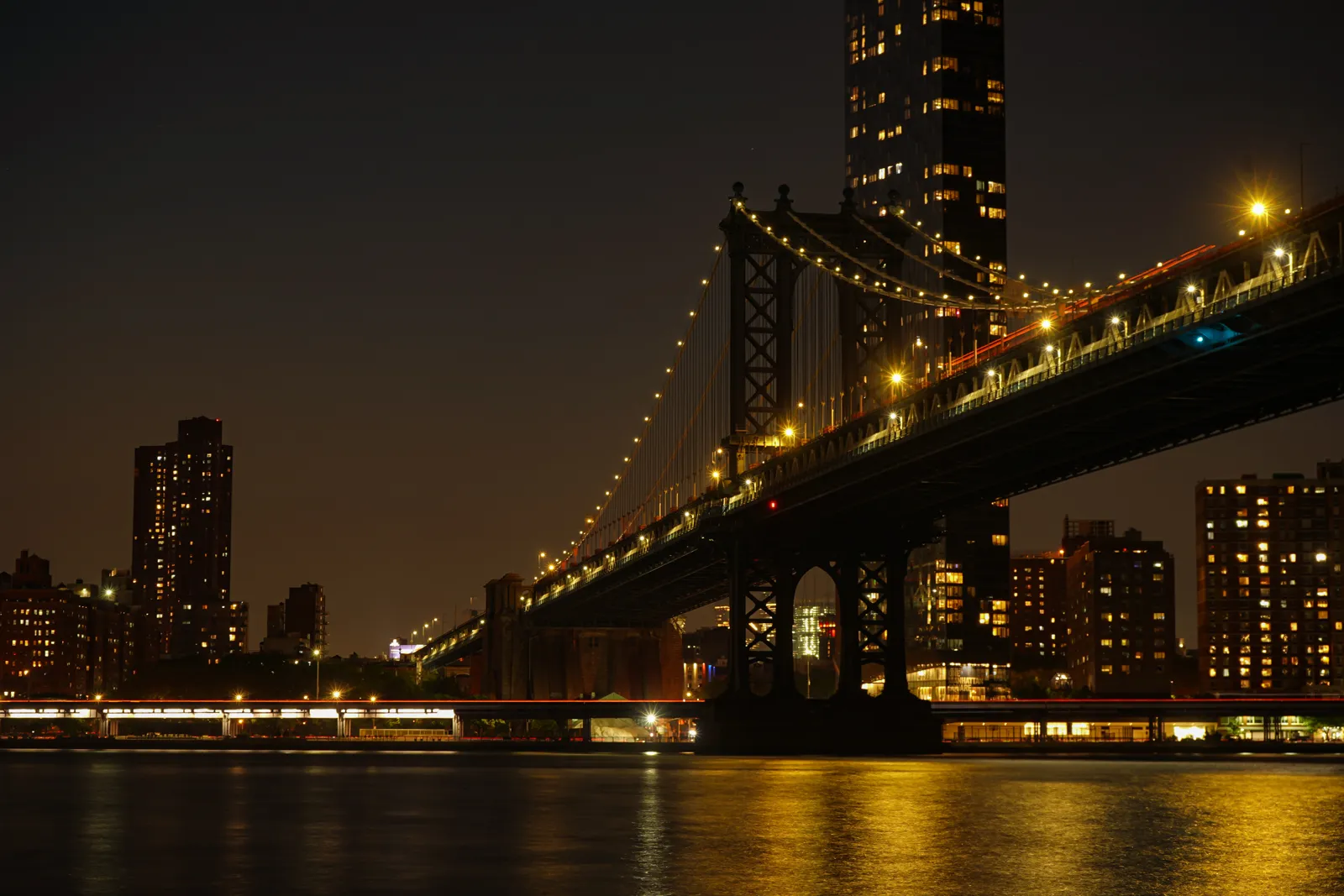 Puente de Manhattan iluminado de noche