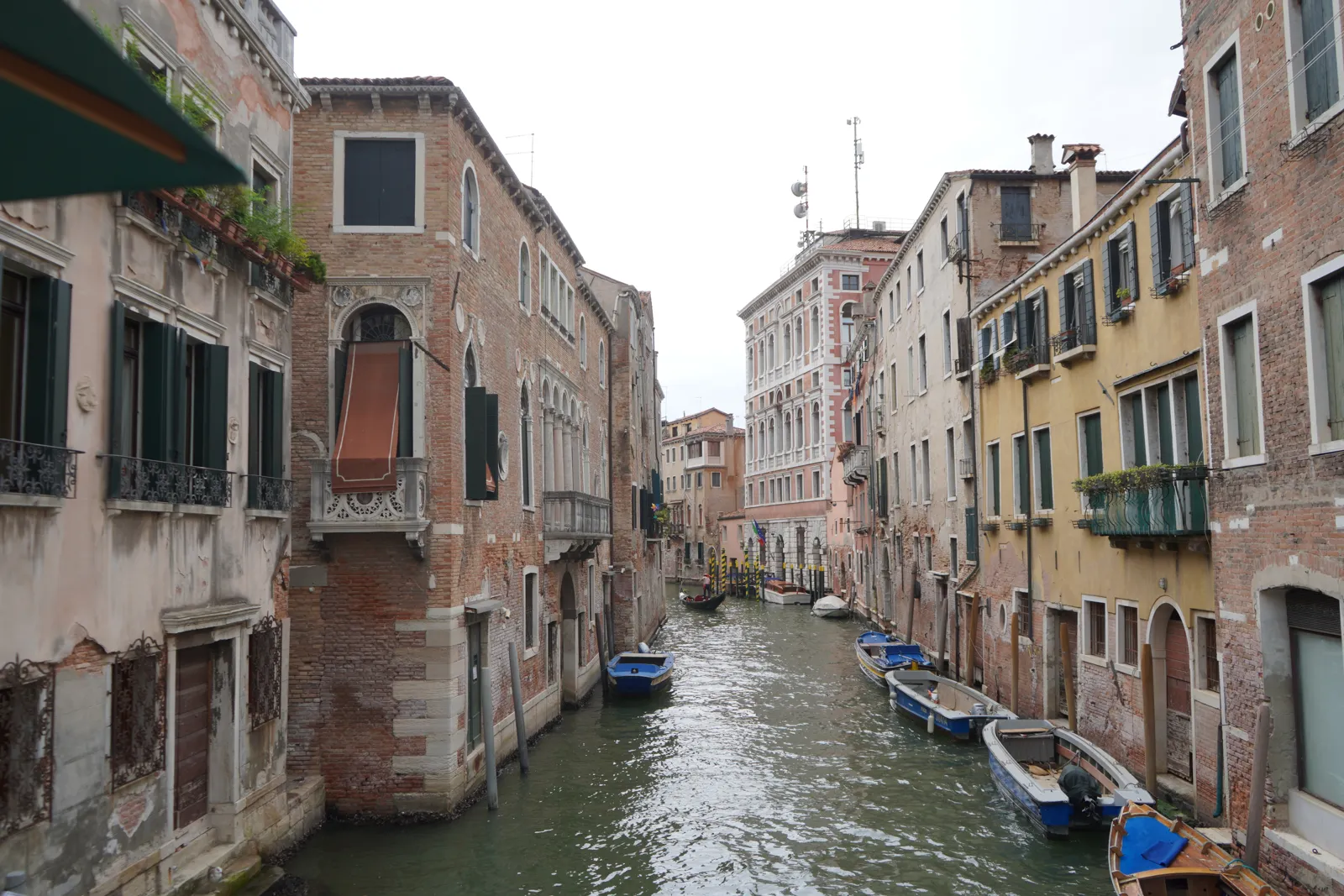 Canal veneciano con barcas amarradas