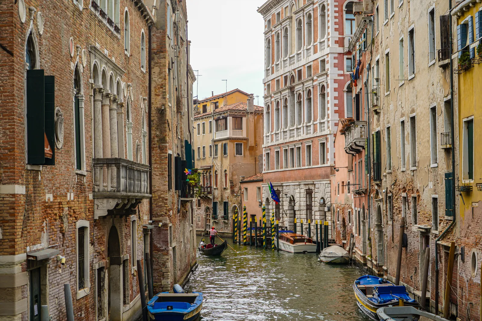 Canal de Venecia entre fachadas históricas
